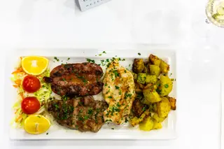 Grigliata mista di carne con patate al forno