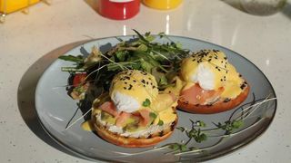 კომბო 3 -  Ბენედიქტი ორაგულით და ავოკადოთი