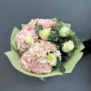 Ramo de rosas y hortensias 