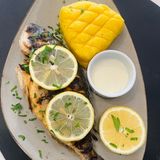 Dorada cu mămăligă și usturoi