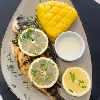 Dorada cu mămăligă și usturoi