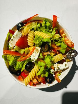 1X პესტო ქათმით,  1X პასტა სალათი, 2X კოკა-კოლა