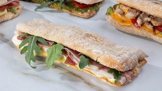 პროშუტოს სენდვიჩი ჩაბატას პურით