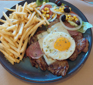 Prego no pão com ovo