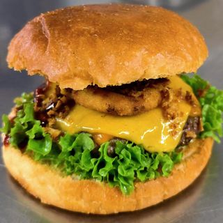 Zestaw: Burger Złoty krążek + duże frytki + napój