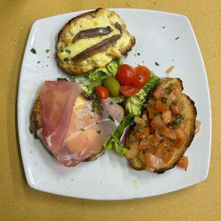 Tris di bruschette