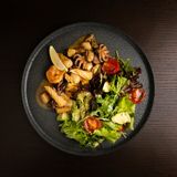 Salată cu fructe de mare