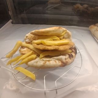 Pan pizza pollo panato e patatine fritte