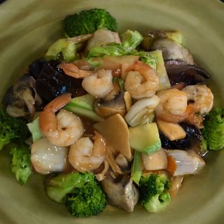 174. Скариди с китайски гъби, бамбук и зеленчуци (700г)