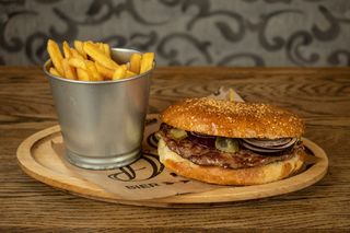 Hamburger sa pomfritom