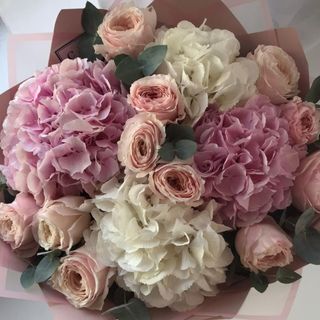 Buchet Hortenise si trandafiri 