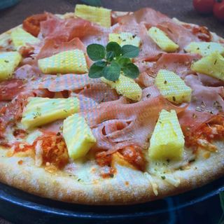 Pizza ham and pineapple