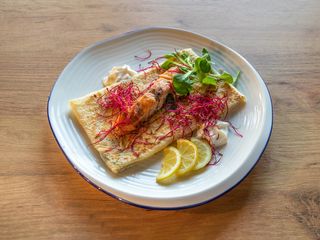 Naleśniki wytrawne z pieczonym łososiem/koperek