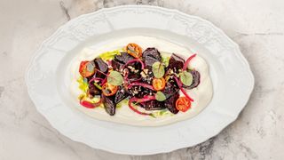 Пряный дип с печеной свеклой