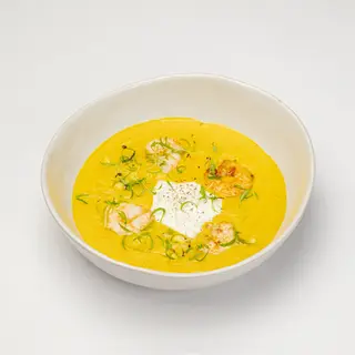 Кукурузный крем‑суп с креветками и страчателлой