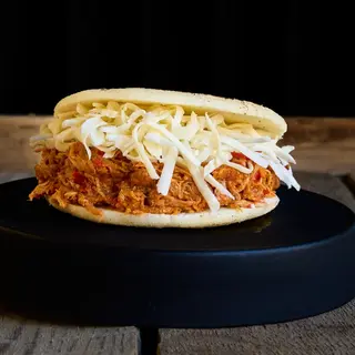 AREPA de pollo desmechado, queso blanco rallado