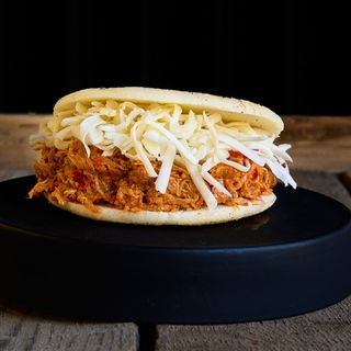 AREPA de pollo desmechado, queso blanco rallado 