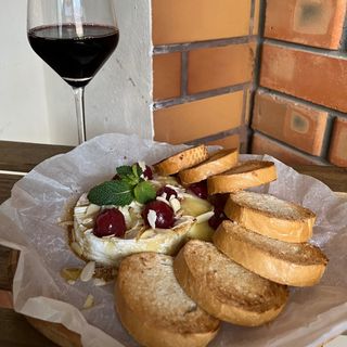 Запечений камамбер з ягодами та медом