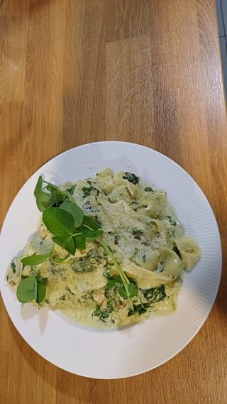 Tagliatelle naleśnikowe z łososiem i szpinakiem