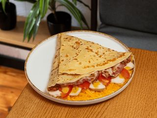 Млинець з куркою та беконом