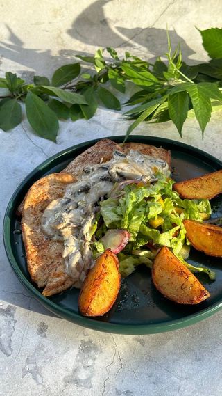 Куриное филе под соусом с грибами (400г)