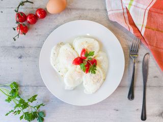 Яйца на очи с пармезан (4бр)