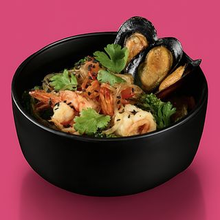 Рисова локшина з морепродуктами в пікантному соусі (340 г)