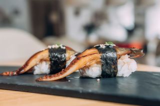 Nigiri anguila (2 uds.)