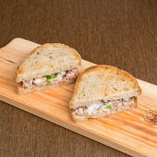 Sanduíche de Atum com Cebola