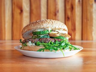 Burger Gorgonzola w zestawie (z frytkami belgijskimi i sałatką vinaigrette)