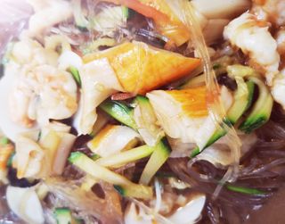 50. Spaghetti di soia con misto mare alla piastra