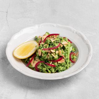 Рубленый салат с цыпленком, зелеными овощами