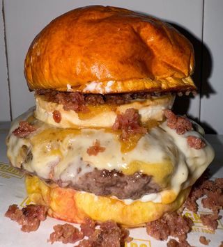 Burger 4 quesos + Patatas Fritas