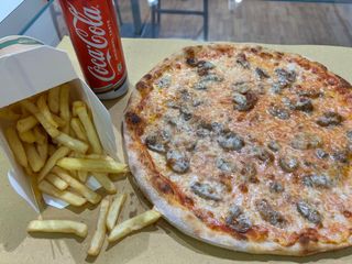 Pizza Margherita con patate fritte e bibita lattina 33 cl