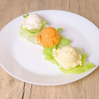 Tris di creme Urnebes,Kajmak,Paprika u pavlaci