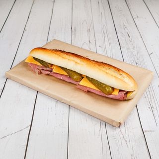 N 55. Baguette Bianca, Pastrami, Cheddar, Cetriolini, Senape al Miele