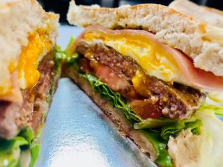 Hambúrguer Especial no Bolo do Caco 