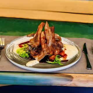 Janjeći kotleti u umaku crnog vina