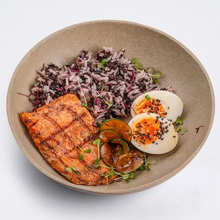 Филе форели на гриле с диким рисом и отварным яйцом (300г)