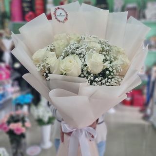 თეთრი ვარდების თაიგული 15 ტოტი