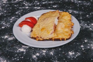 Zapečeni tost s jajima i slaninom