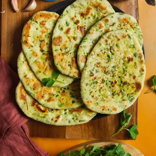 Tandoori Naan (Garlic, Methi)