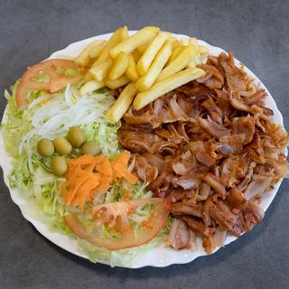 Plato Kebab de Carne con Ensalada Y Arroz
