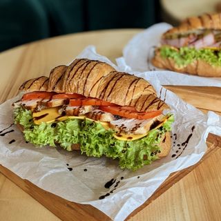 Круасан з куркою (254г)