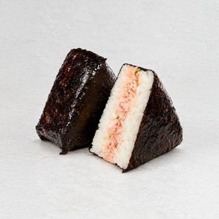Онигири с тунцом