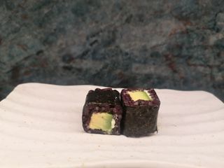 Maki black aguacate y philadelphia 
