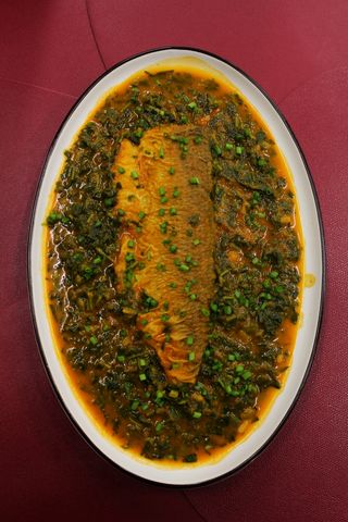 Սիգ ձուկը լոլիկի սոուսով և հայկական կանաչիներով