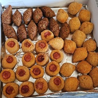 Kit 70 salgados para festa sabores variados 