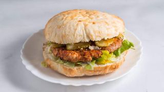 Gurmanska pljeskavica 250g + Piće po izboru