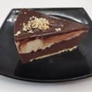 Porzione torta nocciola e cioccolato